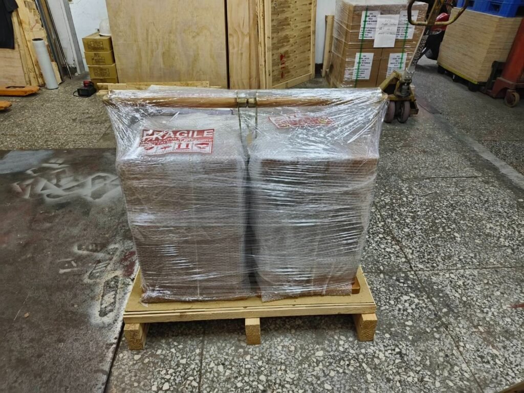 為何要訂製船運木箱？海上風浪大，物品常因為搖晃碰撞而損壞，ShipToTaiwan/Ship2Taiwan國際海運公司特別為鋼琴、畫作、藝術品、高檔家具等訂製船運專用煙燻木箱，必須要用煙燻過的木箱才能船運，避免害蟲藉由航運傳播到世界各地。

Ship2Taiwan提供上門打包裝箱訂製船運木箱及家具國際運送移民美國搬家服務