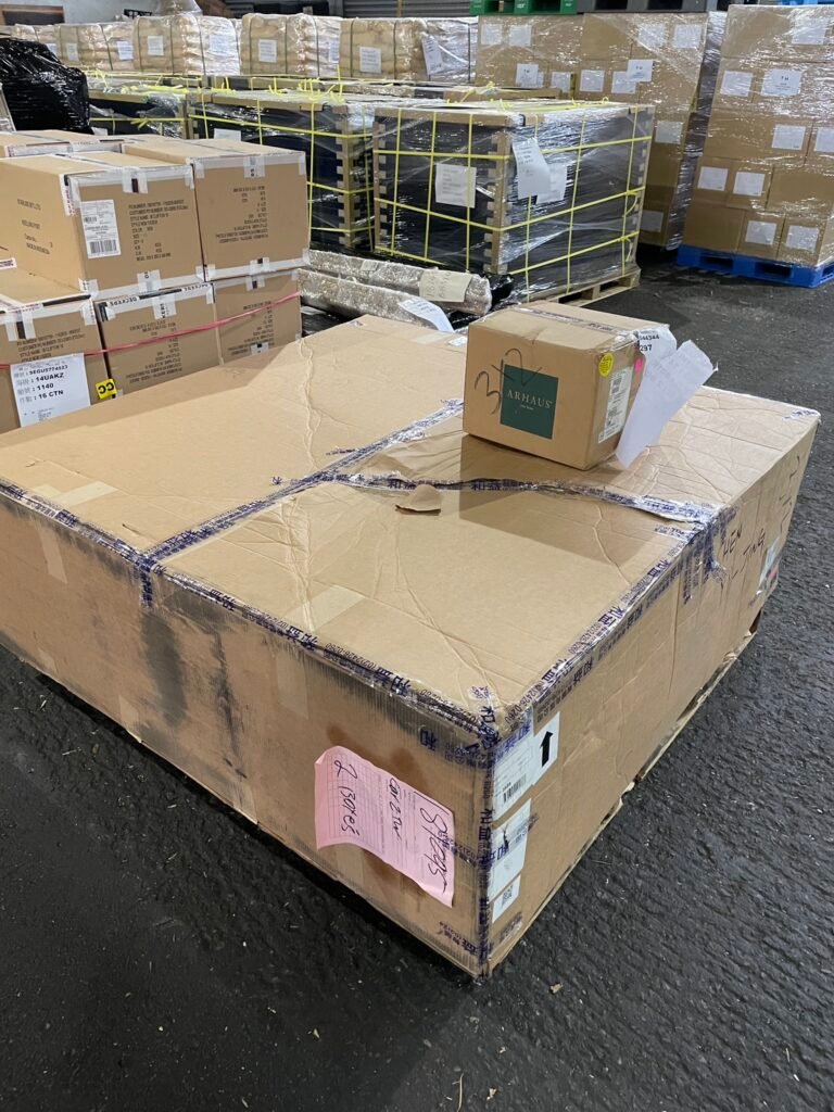 從美國海運貨櫃回台相關費用 (Ocean Freight & Fees)約$4,500 - $5,500,包含從美國東岸紐約港口到台灣基隆港或高雄港的海運費、碼頭拖車、吊櫃清櫃、還櫃以及海運保險等,20呎貨櫃費用隨著景氣油價而變動,裝櫃報關與倉儲費用 (Terminal, Lashing, Customs, Documentation)$1,500 - $2,500,包含在美國端的裝櫃貨物打棧板固定綑綁、出口報關以及倉儲處理等費用,美國當地搬家運送費用 (Local D.C. to NY Port),$1,800 - $2,500,包含從華盛頓DC華府特區住家到紐約出口倉庫的內陸運輸、住家打包裝箱服務、以及準備出口清單文件等,20呎貨櫃總費用報價約$8,000 - $10,000,根據物品數量、打包複雜度和運輸距離而定。 從美國海運貨櫃回台相關費用 (Ocean Freight & Fees)約$4,500 - $5,500,包含從美國東岸紐約港口到台灣基隆港或高雄港的海運費、碼頭拖車、吊櫃清櫃、還櫃以及海運保險等,20呎貨櫃費用隨著景氣油價而變動,裝櫃報關與倉儲費用 (Terminal, Lashing, Customs, Documentation)$1,500 - $2,500,包含在美國端的裝櫃貨物打棧板固定綑綁、出口報關以及倉儲處理等費用,美國當地搬家運送費用 (Local D.C. to NY Port),$1,800 - $2,500,包含從華盛頓DC華府特區住家到紐約出口倉庫的內陸運輸、住家打包裝箱服務、以及準備出口清單文件等,20呎貨櫃總費用報價約$8,000 - $10,000,根據物品數量、打包複雜度和運輸距離而定。