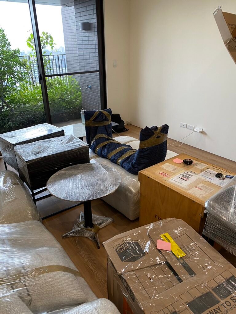 美國海運到台灣要多久時間呢?約1-2個月,美國到台灣運費多少錢呢?Ship2Taiwan提供一條龍門到門服務,雖然多一點費用,但你不用煩惱卡櫃、清關、延誤,也不用被不同公司推來推去。對我們這種在美生活久、但不太熟台灣報關的人來說,這真的太方便了。」,以張先生這次的國際搬家案例總共運費不到5000元。 美國海運到台灣要多久時間呢?約1-2個月,美國到台灣運費多少錢呢?Ship2Taiwan提供一條龍門到門服務,雖然多一點費用,但你不用煩惱卡櫃、清關、延誤,也不用被不同公司推來推去。對我們這種在美生活久、但不太熟台灣報關的人來說,這真的太方便了。」,以張先生這次的國際搬家案例總共運費不到5000元。