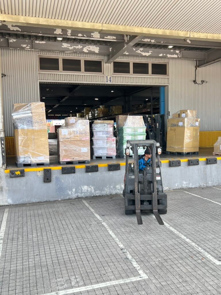 Ship2taiwan國際貨運公司從美國海運回台灣的包裹 集運從美國海運回台灣時間要多久?相信這是大家要開始國際搬家前都會有的問題,依照ship2taiwan的經驗從美國西岸(如西雅圖)海運回台灣,海上航行時間約1個月,加上美國出口報關與台灣港口作業及進口清關各約1–2週,整體從出運到配送到府約需2個月左右,但由於西雅圖屬較小港口,部分船班需轉運至溫哥華,可能額外等待1個月,特殊情況下甚至可能延長至3個月以上。